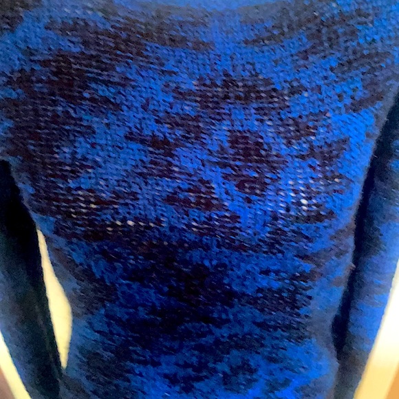 🔵Blue and black knit Aztec print sweater! Size L! - Picture 3 of 3